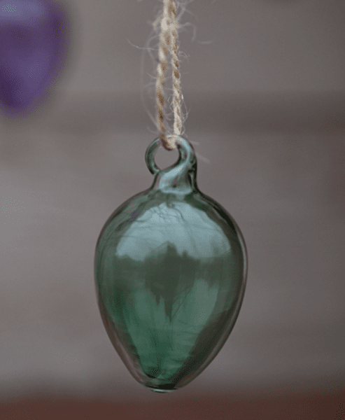 Ägg i grönt glas att hänga i tex påskriset