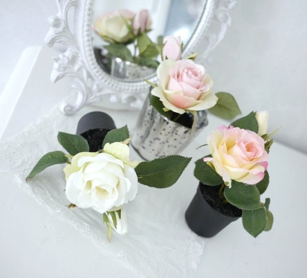 Vacker ros i kruka. Verklighets trogen välarbetad konstblomma. Finns i tre olika nyanser