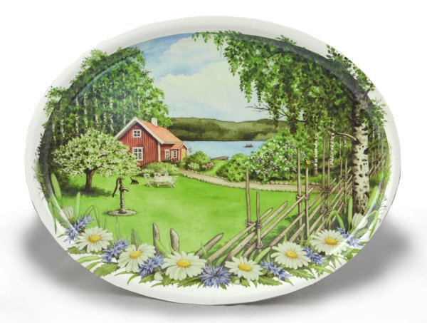Vacker sommar bricka med idylliskt sommar motiv. I oval modell Svensk tillverkad och designad av Lena Petersson .  Mäter 25*33cm