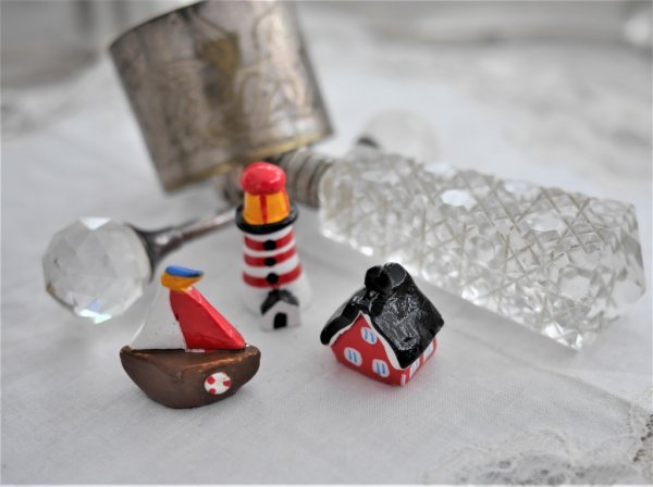 Små mini figurer som hör sommaren till Liten röd stuga, fyrtorn och segelbåt. Att dekorera och pynta med tillsammans eller var f