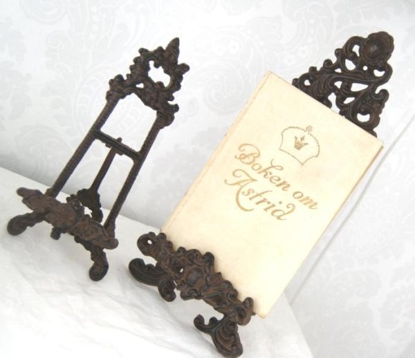 Gammeldags kokboksstöd/ bokstöd i gjutjärn