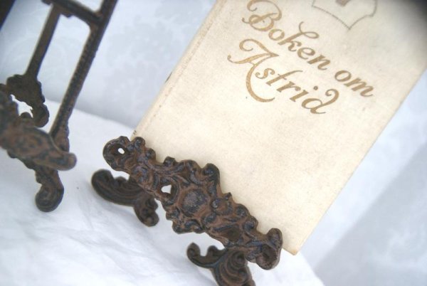 Gammeldags kokboksstöd/ bokstöd i gjutjärn