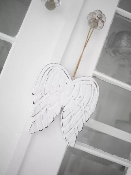 Vita änglavingar i större modell, med fabriksnötta kanter och tydliga konturer. Hänger i snöre. Passande att hänga och dekorera