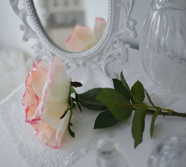 Rosa ros i utslagen större modell med lång stjälk och gröna blad. Välarbetad vacker konstgjord blomma som gör sig lika bra ensam
