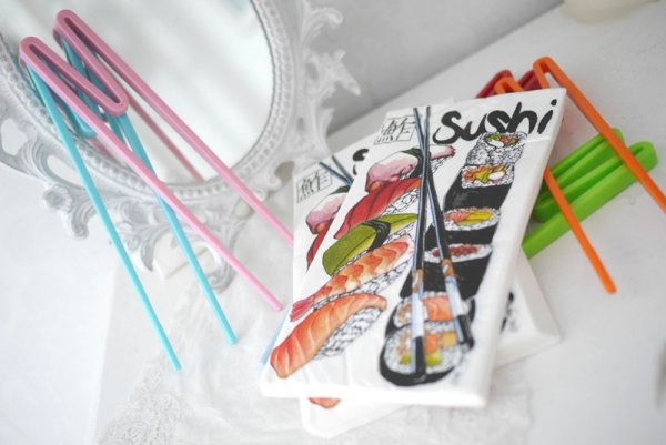 Sushi pinnar / ät pinnar i pincett variant. Tillverkade i melanin färgglada och populära för liten som stor. Finns i sex olika n