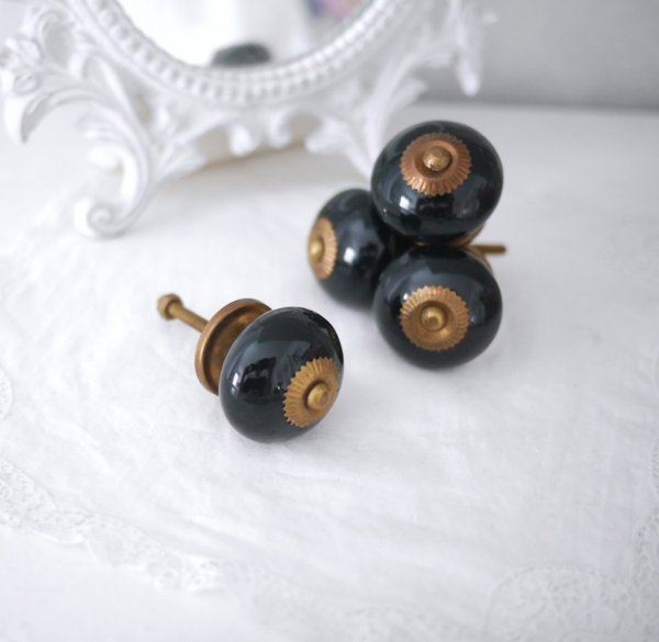 Svart keramik/porslins knopp med antikguld stomme