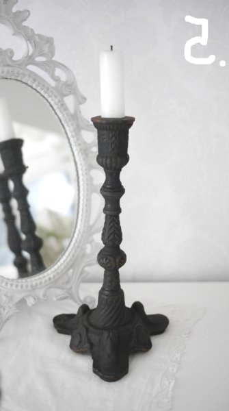 Gammeldags ljustakar i gjutjärn. Tuffa och vackra med grova kontraster fina detaljer och väldekorerade fötter i fransk industris