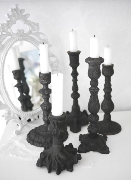 Gammeldags ljustakar i gjutjärn. Tuffa och vackra med grova kontraster fina detaljer och väldekorerade fötter i fransk industris