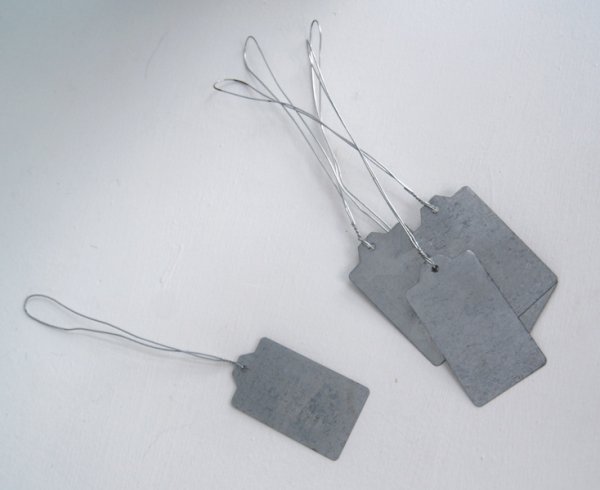 Zink tags / skylt på tråd att hänga