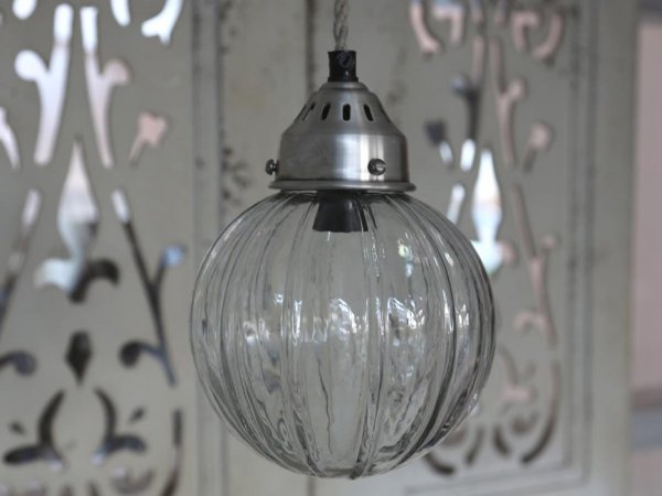 Vacker gammeldags designad tak/fönster lampa med rund glas kupa dekorerad med mönster i glaset. Med silver färgad metall kupa oc