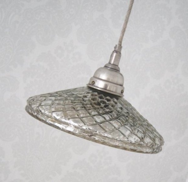 Taklampa med vid skärm i fattigmanssilver