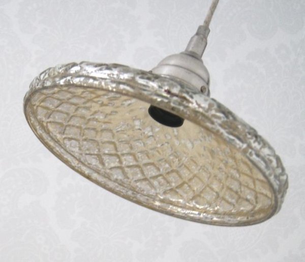 Taklampa med vid skärm i fattigmanssilver