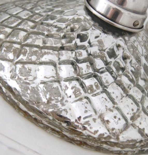 Taklampa med vid skärm i fattigmanssilver