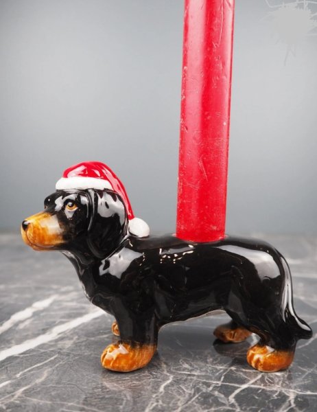 Ljusstake hund Tax med tomteluva