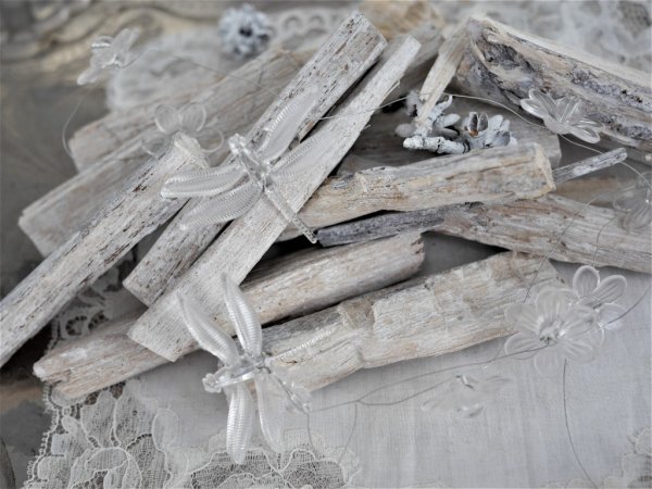 Dekorations girlang att pynta, duka, pyssla och dekorera med. Klara dekorationer och pärlor i plats på silver tråd. Finns i tre