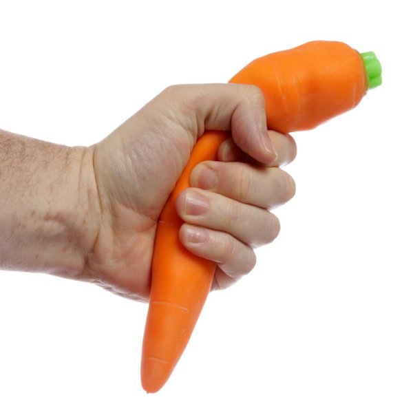 Kläm morot anti stress boll formad som en morot. Formbar och kläm vänlig i verklighetstrogen modell. Mäter 19cm Ej lämplig för