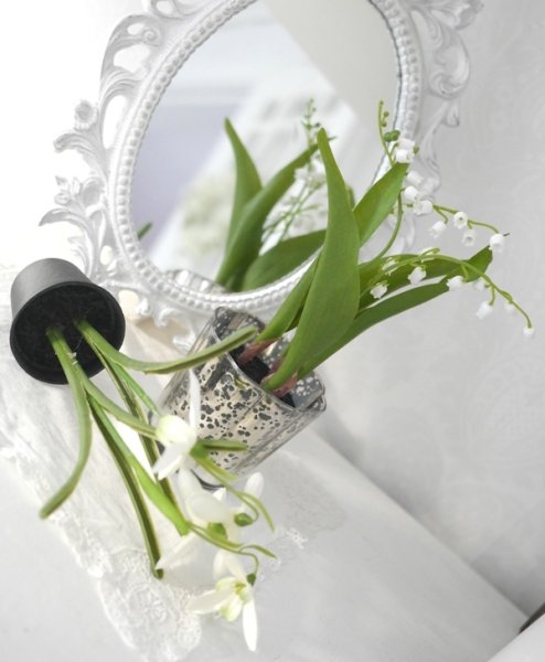 Vårblomma i kruka, mindre modell detaljrik välarbetad konstblomma. Finns i två modeller