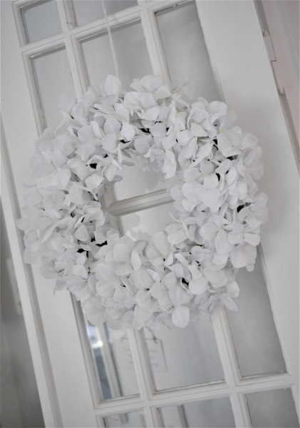 Stor vit Hortensia krans /dörrkrans . Med vita Hortensia blommor på frigolitbas. Att hänga på ytterdörren, vitrinskåpet eller vä
