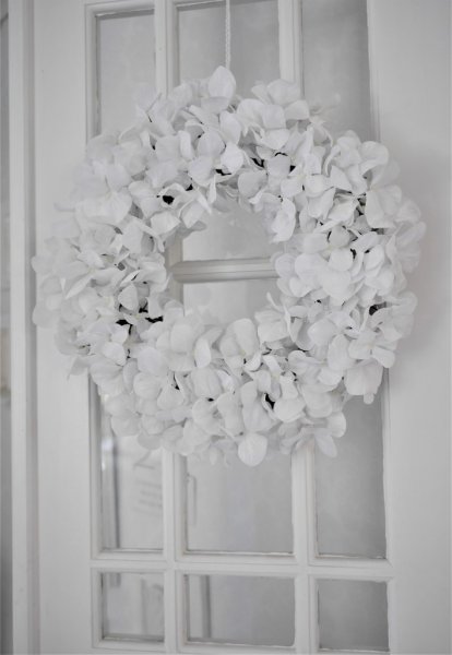 Stor vit Hortensia krans /dörrkrans . Med vita Hortensia blommor på frigolitbas. Att hänga på ytterdörren, vitrinskåpet eller vä