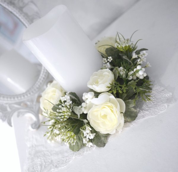 Vacker vit krans med bla rosor. Fint och konstnärligt kombinerade verklighetstrogna  konstblommor sammansatta på en plast stomme