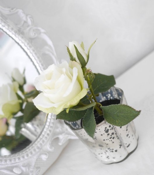 Vacker ros i kruka. Verklighets trogen välarbetad konstblomma. Finns i tre olika nyanser