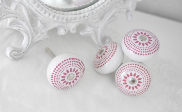 Vit porslins knopp med rosa retro mönster