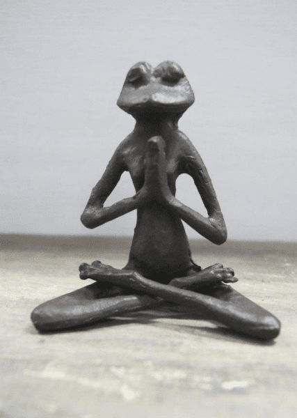 Yoga groda i järn. En rolig och söt dekoration med fina välarbetade detaljer. Finns i två modeller -Sittande med armarna ner -Si