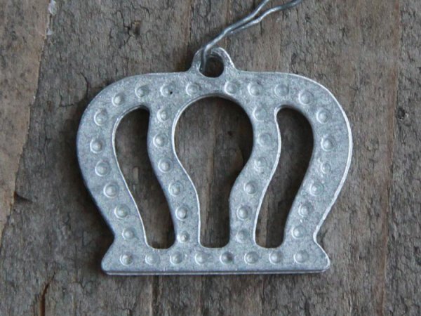 Kunga krona i zink att hänga och dekorera med i mindre modell. Detaljfullt utformad. Hänger i ståltråd.