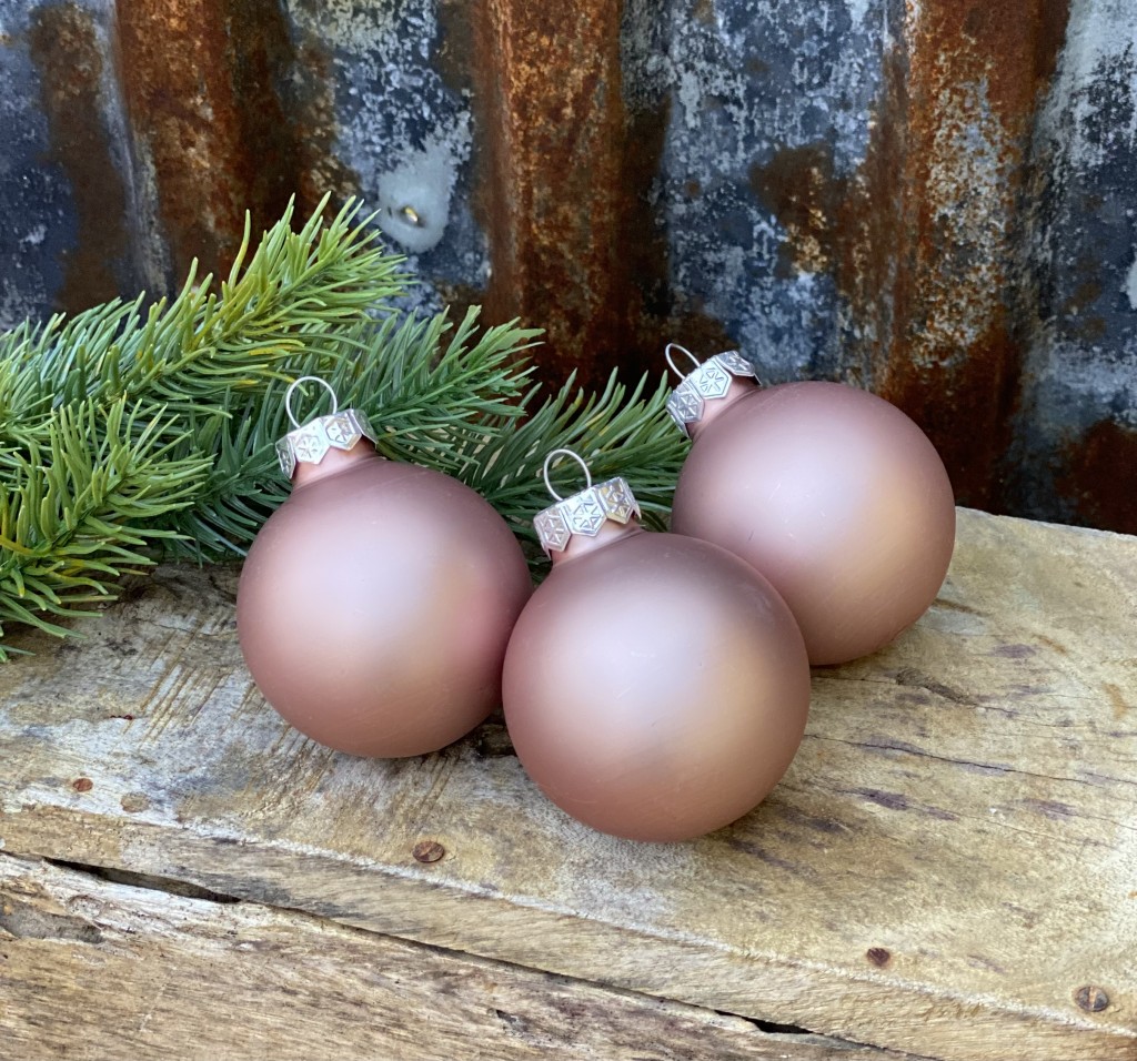 Rosa frostad julgranskula i glas - Den vita Julen